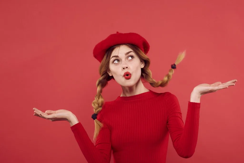 Il cappello rosso rappresenta l'aspetto emozionale del pensiero